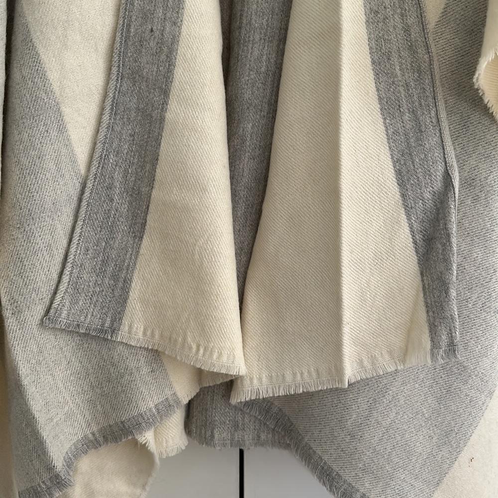 H&M Poncho - Picture 5 of 6